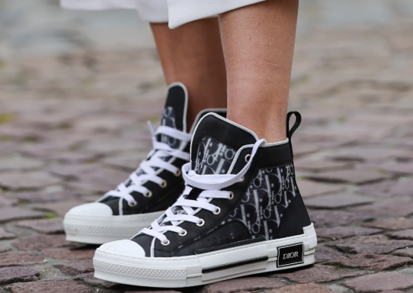 Sepatu Sneakers dengan Aksen Logo Brand Besar